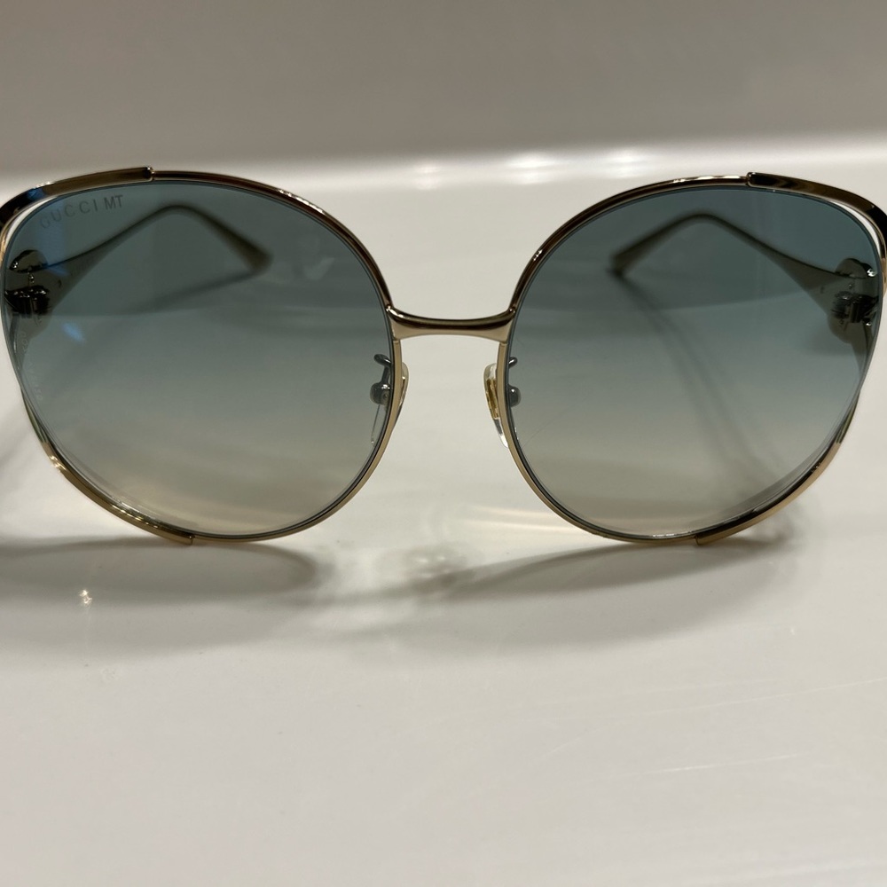 Gucci
63mm Gradient Oversize
Open Temple Round
Sunglasses - Picture 2 of 11